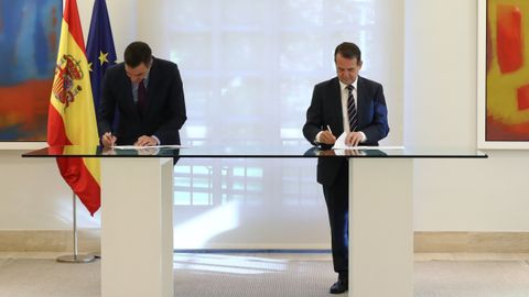 Pedro Sánchez y Abel Caballero firmando el acuerdo este martes en La Moncloa