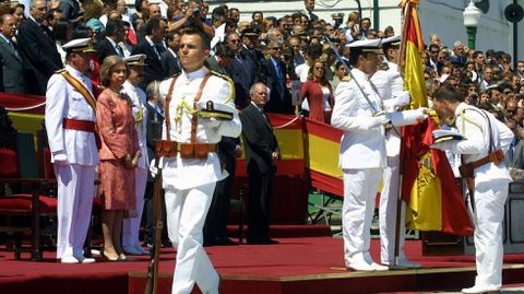 Entrega de reales despachos en la Escuela Naval en Marin en el 2002