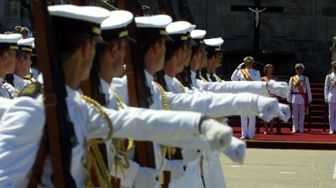 Entrega de reales despachos en la Escuela Naval de Marin en el 2002