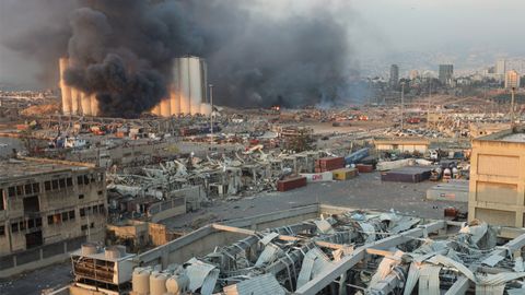 Columnas de humo y edificios destruidos tras la fuerte explosin en un almacn del puerto