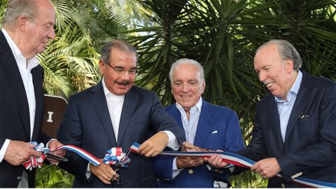 Juan Carlos I, junto al presidente dominicano Danilo Medina y los hermanos Alfonso y José Fanjul, en La Romana