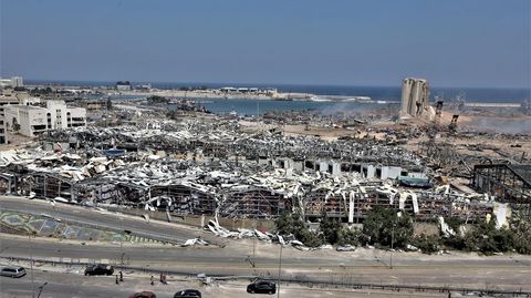 Una imagen general del puerto destruído tras la explosión en Beirut