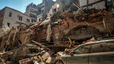 Coches debajo de los escombros de un edificio destruido por la explosión