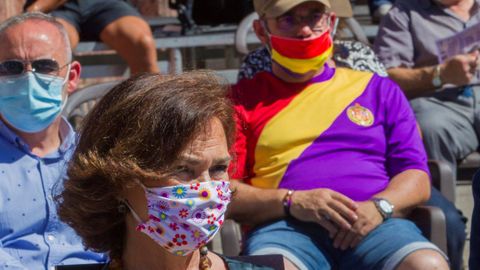 La vicepresidenta primera del Gobierno, Carmen Calvo, asiste al acto de conmemoración del bicentenario del pronunciamiento militar del general asturiano Rafael del Riego, delante de un hombre con una camiseta con los colores de la bandera republicana