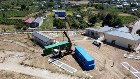 En el recinto del futuro cámping de San Clodio se instalaron esta semana dos bungalós prefabricados