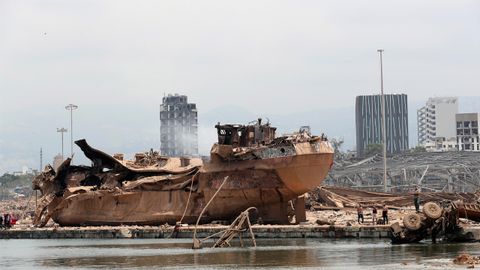 Uno de los buques que estaban amarrados en el muelle y que la explosión sacó del gua y resultó totalmente destruido