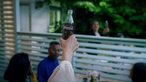 Nuevo anuncio de Coca-Cola, Ms abiertos que nunca