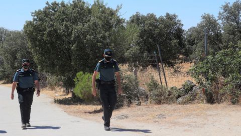 Dos guardias civiles patrullan por el lugar donde se encontraron los restos de la mujer de 70 aos presuntamente asesinada por su hija y su yerno