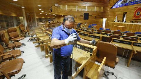Un operario poniendo mamparas de separación en el Parlamento