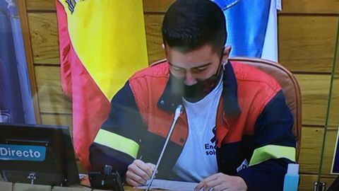 El diputado ribadense del BNG, Dani Castro, con una chaqueta de Alcoa en la constitución del Parlamento