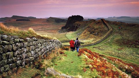 Turistas visitando lo que fue el muro del emperador Adriano, entre Inglaterra y Escocia, que defendieron guerreros astures