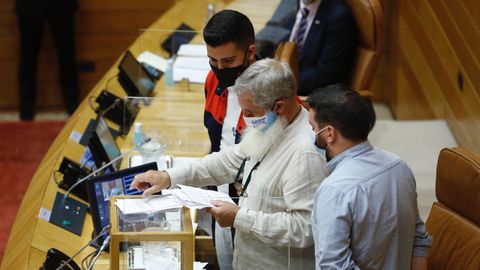 El diputado más joven, el nacionalista Daniel Castro, ha copresidido la sesión con una chaqueta de Alcoa.