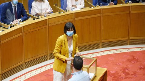 La líder del BNG deposita su voto para elegir al presidente del Parlamento