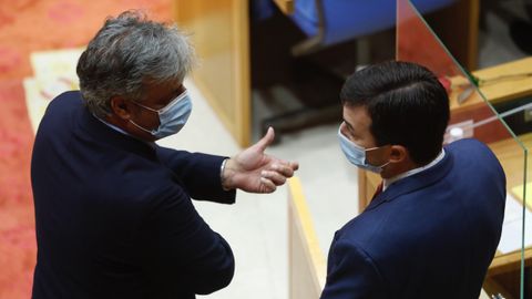 El diputado del PP Pedro Puy dialoga con el líder del PSdeG, Gonzalo Caballero