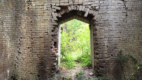 Ruinas de la antigua fábrica de tejas de O Baliño, situada en la capital municipal