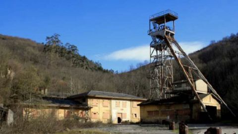 Instalaciones mineras del pozo Olloniego, en estado de ruina, en el monte del mismo nombre