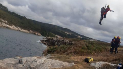 Momento en el que el rescatador del Pesca 2 iza al pescador recreativo herido