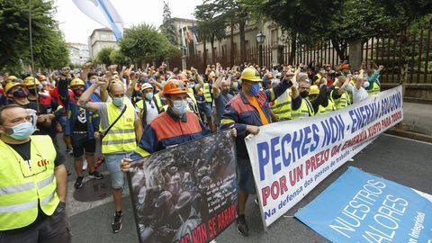 Incansables, los empleados de Alcoa se manifestaron otra vez este viernes en Santiago, a las puertas del Parlamento de Galicia, que se constituía