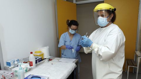 Imagen de archivo de personal del Hospital da Mariña realizando pruebas PCR