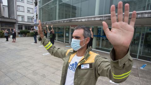 Personal técnico de incendios forestales durante una concentración ante el edificio de la Xunta en Lugo