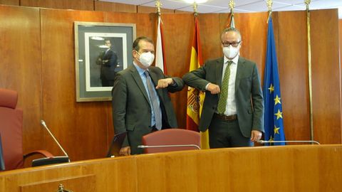 El alcalde de Vigo, Abel Caballero, y el nuevo concejal Pablo Estévez, durante su toma de posesión