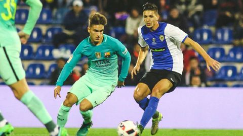 Pedro Inglés, a la derecha, presiona a Denis Suárez en un Hércules-Barcelona