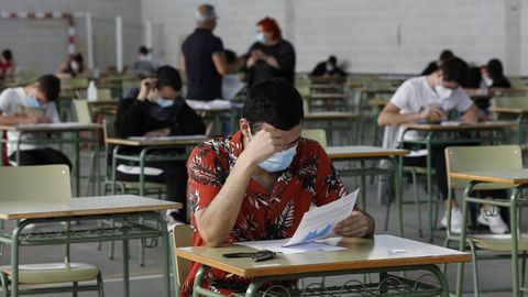 Alumnos haciendo la selectividad en Viveiro el pasado julio