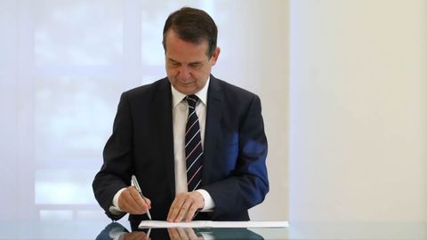 Abel Caballero firmando el acuerdo para el uso de los remanentes municipales en La Moncloa
