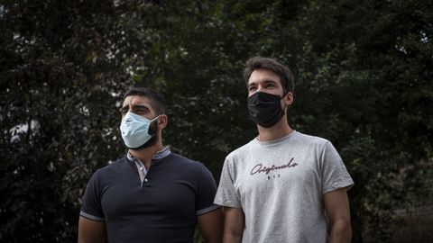 Diego Rivero y Cristóbal Medeiros, dos bomberos que trataron de socorrer al hidroavión accidentado