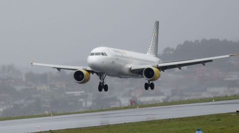 Imagen de archivo de un avión de Vueling aterrizando en Alvedro