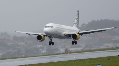 Imagen de archivo de un avin de Vueling aterrizando en Alvedro