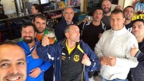 Charli, de chándal en el centro, con sus compañeros del Deportivo Carballo