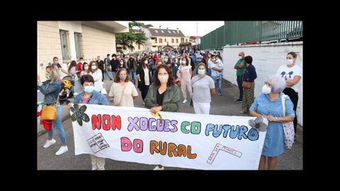 Protesta de la ANPA de Campo Lameiro para pedir que no se supriman profesores en el colegio Pedro Antonio Cerviño