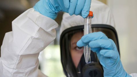 Un científico del Centro Nacional de Epidemiología y Microbiología Nikolai Gamaleya mientras trabaja en la producción de una nueva vacuna contra el covid-19 en Moscú, Rusia