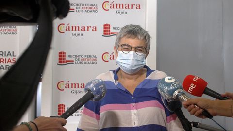 La alcaldesa de Gijón, Ana González, protegida con una mascarilla