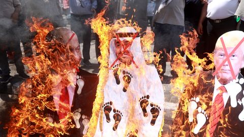 Palestinos queman fotos de Netanyahu y el príncipe emiratí