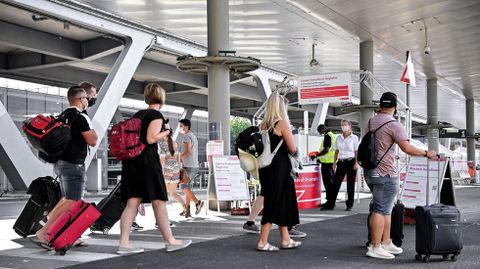 Pasajeros en el aeropuerto de Colonia, Alemania