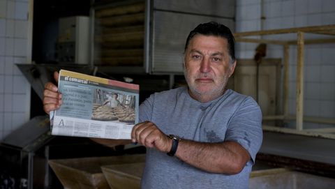 Manuel Rodríguez amosa a contraportada que protagonizou no primeiro exemplar de El Comarcal.
