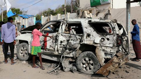 La explosión de un coche y un ataque armado dejaron 15 víctimas fatales en Somalia