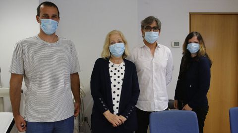 Olivera (la segunda por la izquierda) junto a sus dos hijos y el doctor González Rivas.