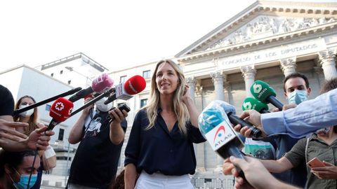 Cayetana Álvarez de Toledo, hoy, hablando con los medios ante el Congreso de los Diputados