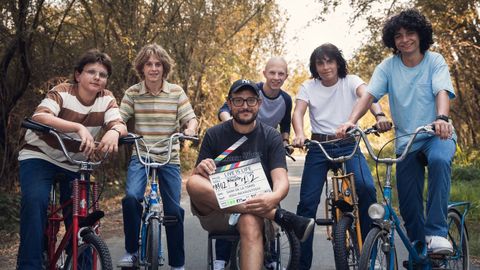 Dani de la Torre junto al elenco de Live is Life en el rodaje de una de las primeras escenas de la película