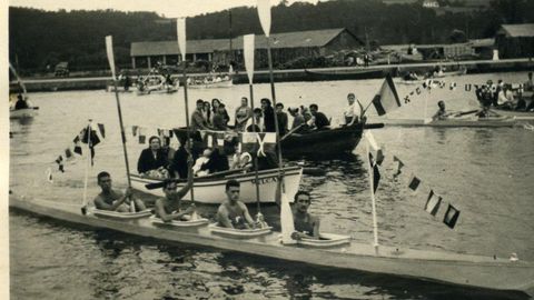 Fotografía de la canoa Virgen de la Barca, de 1960