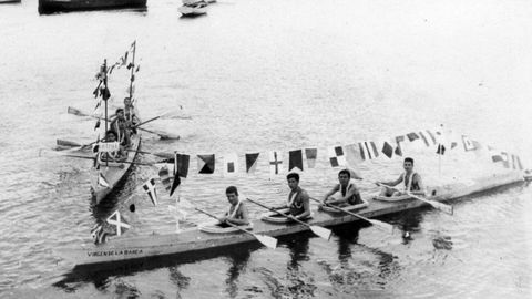 La canoa Virgen de la Barca, en una imagen de 1960