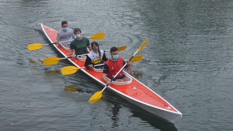 La canoa Virgen de la Barca, de nuevo en contacto con el agua de Ría de Navia