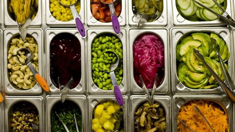 El poke es un plato hawaino que se prepara, entre otros ingredientes, con fruta y verdura fresca