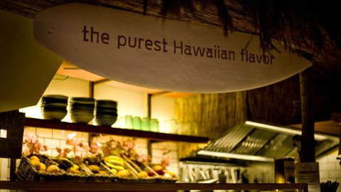 En este local preparan una fusión de comida hawaiana y japonesa