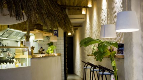 La decoración del local recuerda a una playa