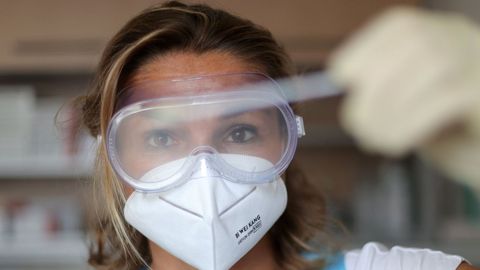 Una sanitaria, con un test en Alemania