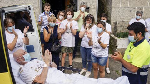 Manuel Vázquez fue el último paciente en abandonar la uci-covid del CHUO en la primera ola de la pandemia